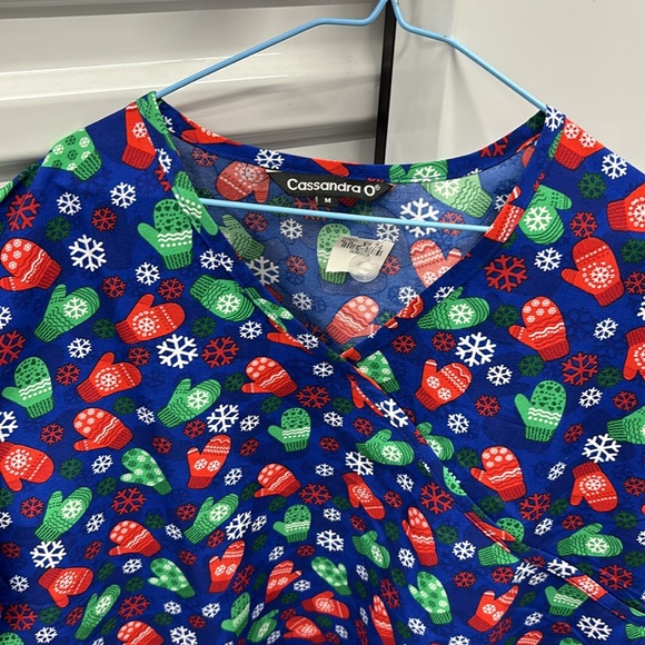NWT Cassandra O Winter Themed Work Shirt SS Scrub Top Mittens Snowflakes M - Picture 11 of 14